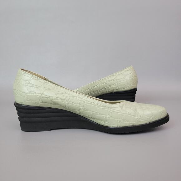 Salvatore Ferragamo Womens Wedge Flats Size 8 Narrow 2A Mint Green Croc Embossed - Picture 2 of 12